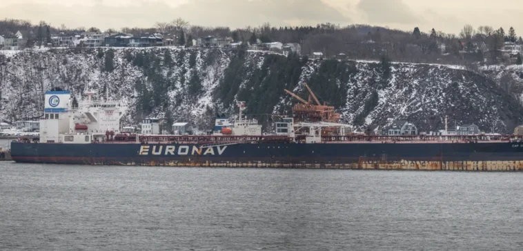 Dire Straits : Comment les États-Unis pourraient briser le Canada pour en devenir propriétaire A crude oil tanker of the Belgian company Euronav on the Saint Lawrence at Quebec City, Quebec, Canada. Photo by Wilfredor, CC0 public domain dedication, modified, https://commons.wikimedia.org/wiki/File:Euronav_tanker_on_the_Saint_Lawrence_at_Quebec_City.jpg