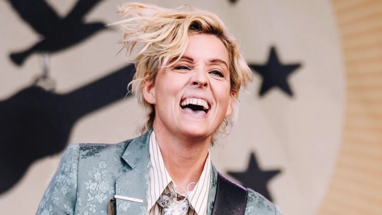 "J'adore crier" : Brandi Carlile dit à VF qu'elle sort sa reprise de "Uninvited" d'Alanis Morissette
