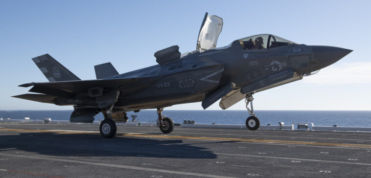 Kaga et le F-35 : le tournant naval du Japon An F-35B Lightning II of Air Test and Evaluation Squadron 23 (VX-23) on the flight deck of JS Kaga (DDH-184) during F-35B developmental testing off Southern California, October 2024. US Navy photo by Dane Wiedmann, public domain, modified, https://commons.wikimedia.org/wiki/File:F-35B_launches_from_JS_Kaga_during_sea_trials-2.jpg