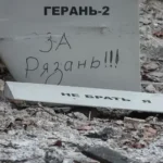 Le bouclier ne fonctionne plus : le Jet Gerans russe au-dessus de l'Ukraine Remains of a Geran-2 strike drone downed in Kyiv on 14 December 2022, the airframe stencilled ГЕРАНЬ-2 and marked with the Russian graffiti “За Рязань!!!” (For Ryazan). (Photo by the Main Directorate of Intelligence of the Ministry of Defence of Ukraine), CC BY 4.0, modified, https://commons.wikimedia.org/wiki/File:Remains_of_a_downed_Geran-2_drone_in_Kyiv,_2022-12-14.jpg