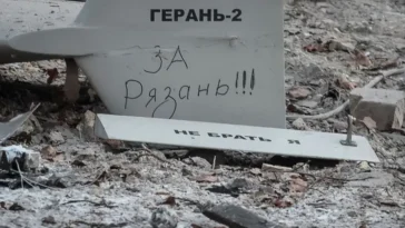 Remains of a Geran-2 strike drone downed in Kyiv on 14 December 2022, the airframe stencilled ГЕРАНЬ-2 and marked with the Russian graffiti “За Рязань!!!” (For Ryazan). (Photo by the Main Directorate of Intelligence of the Ministry of Defence of Ukraine), CC BY 4.0, modified, https://commons.wikimedia.org/wiki/File:Remains_of_a_downed_Geran-2_drone_in_Kyiv,_2022-12-14.jpg
