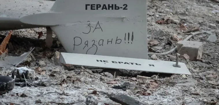 Remains of a Geran-2 strike drone downed in Kyiv on 14 December 2022, the airframe stencilled ГЕРАНЬ-2 and marked with the Russian graffiti “За Рязань!!!” (For Ryazan). (Photo by the Main Directorate of Intelligence of the Ministry of Defence of Ukraine), CC BY 4.0, modified, https://commons.wikimedia.org/wiki/File:Remains_of_a_downed_Geran-2_drone_in_Kyiv,_2022-12-14.jpg