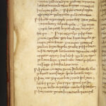 Une vieille page d'un livre, avec une écriture indéchiffrable d'aspect médiéval