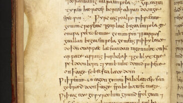 Une vieille page d'un livre, avec une écriture indéchiffrable d'aspect médiéval