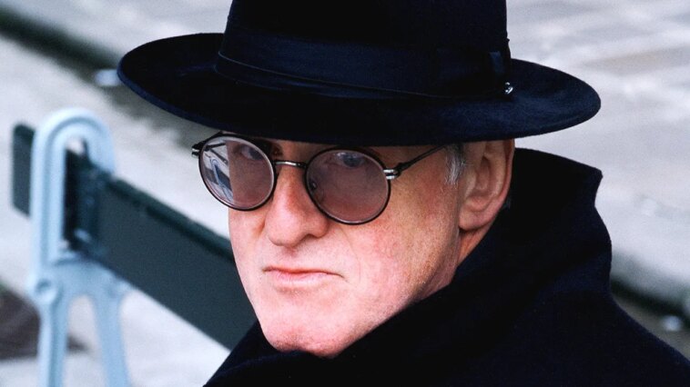 Le « permis de se conduire mal » de Nik Cohn et l'histoire vraie de son arrestation par le FBI en 1983 Le « permis de se conduire mal » de Nik Cohn et l'histoire vraie de son arrestation par le FBI en 1983