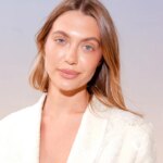La fille de Mathilde Favier rend hommage à sa défunte mère après que Dior ait dédié une nouvelle collection au directeur de la mode bien-aimé