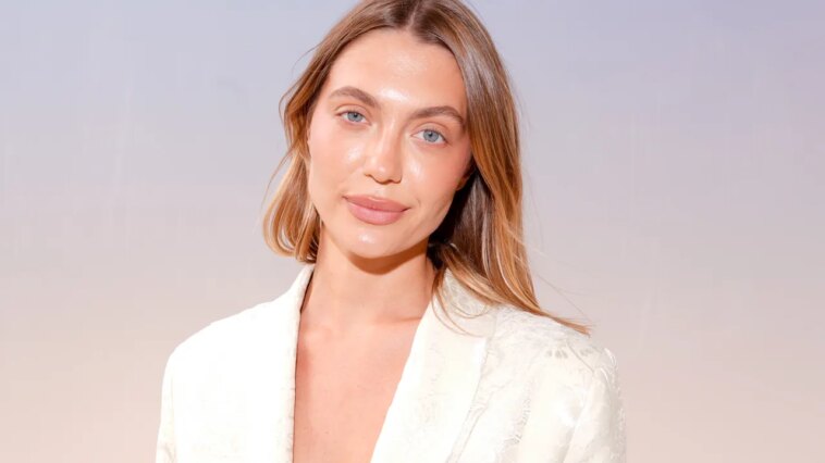 La fille de Mathilde Favier rend hommage à sa défunte mère après que Dior ait dédié une nouvelle collection au directeur de la mode bien-aimé La fille de Mathilde Favier rend hommage à sa défunte mère après que Dior ait dédié une nouvelle collection au directeur de la mode bien-aimé