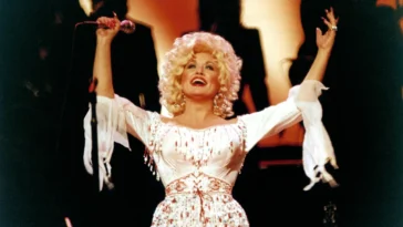 L'histoire de la robe de mariée perdue depuis longtemps de Dolly Parton, retrouvée après près de 60 ans