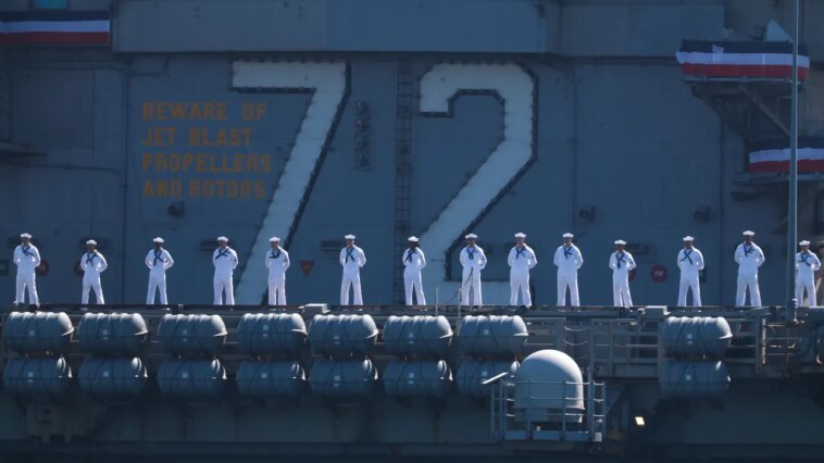 321 jours passés : chaos et cigarettes alors que l'USS Abraham Lincoln accoste à San Diego 321 jours passés : chaos et cigarettes alors que l'USS Abraham Lincoln accoste à San Diego