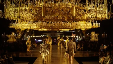 À la Fashion Week de Paris, la relation controversée entre la mode et l'héritage est mise en lumière