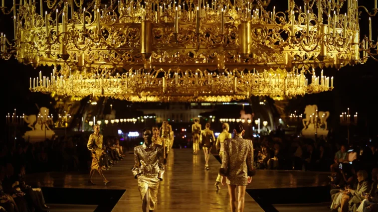 À la Fashion Week de Paris, la relation controversée entre la mode et l'héritage est mise en lumière