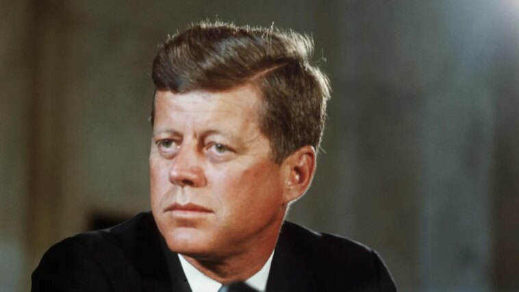Derrière la porte tournante de la Maison Blanche de John F. Kennedy : les maîtresses, Marilyn Monroe et ce que Jackie savait