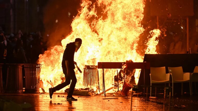 Les manifestations contre la vie chère deviennent violentes à Milan Les manifestations contre la vie chère deviennent violentes à Milan