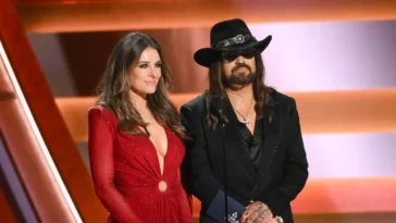 Elizabeth Hurley et Billy Ray Cyrus seraient fiancés