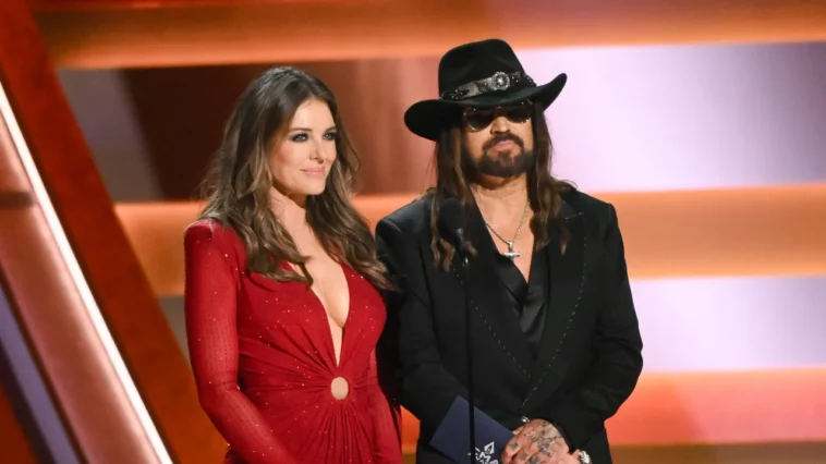 Elizabeth Hurley et Billy Ray Cyrus seraient fiancés Elizabeth Hurley et Billy Ray Cyrus seraient fiancés