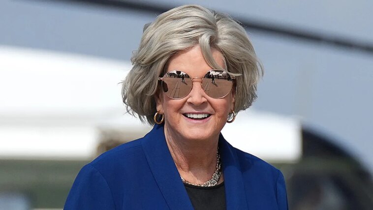 Ignorez les rumeurs selon lesquelles Susie Wiles est sur le point d'être mise en conserve. Le chef de cabinet de Trump, farouchement loyal et incroyablement résilient, ne va nulle part Ignorez les rumeurs selon lesquelles Susie Wiles est sur le point d'être mise en conserve. Le chef de cabinet de Trump, farouchement loyal et incroyablement résilient, ne va nulle part
