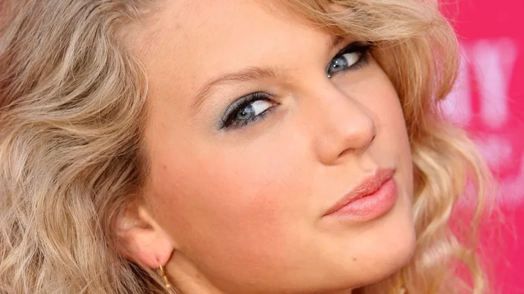 Taylor Swift sortait son premier album il y a 20 ans aujourd'hui