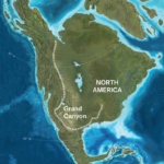 Une carte de l'Amérique du Nord montre l'emplacement d'une ancienne falaise massive (représentée par une ligne pointillée, longeant la côte ouest du continent) qui s'étendrait de ce qui est aujourd'hui l'Alaska jusqu'à ce qui est aujourd'hui le Grand Canyon et dans une plus grande partie du sud-ouest des États-Unis.