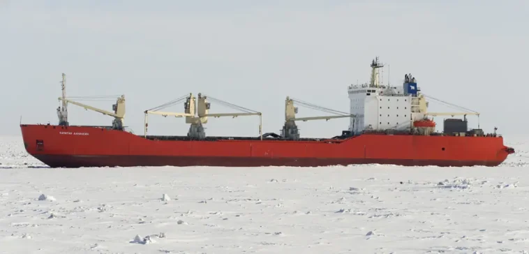 Coopération sino-russe dans l’Arctique : la route maritime du Nord The cargo ship Kapitan Danilkin outside Sabetta, Russia, April 2015. Photo by Tuomas Romu, CC BY-SA 4.0, modified, https://commons.wikimedia.org/wiki/File:Kapitan_Danilkin_April_2015.jpg