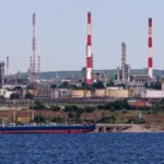 Déballage de la campagne ukrainienne contre les raffineries russes The Saratov Oil Refinery seen across the Volga River, Saratov, Russia (Photo by Alexxx1979), CC BY-SA 4.0, modified, https://commons.wikimedia.org/wiki/File:Volga_river._Saratov_Oil_Refinery_P8090744_2200.jpg