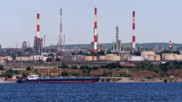The Saratov Oil Refinery seen across the Volga River, Saratov, Russia (Photo by Alexxx1979), CC BY-SA 4.0, modified, https://commons.wikimedia.org/wiki/File:Volga_river._Saratov_Oil_Refinery_P8090744_2200.jpg