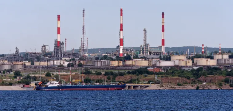 The Saratov Oil Refinery seen across the Volga River, Saratov, Russia (Photo by Alexxx1979), CC BY-SA 4.0, modified, https://commons.wikimedia.org/wiki/File:Volga_river._Saratov_Oil_Refinery_P8090744_2200.jpg