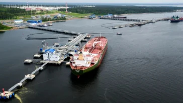 The oil terminal at the Port of Primorsk, Leningrad Oblast, Russia, June 2014 (Photo by Tara17 tara17), CC BY-SA 4.0, modified, https://commons.wikimedia.org/wiki/File:%D0%9F%D0%BE%D1%80%D1%82_%D0%9F%D1%80%D0%B8%D0%BC%D0%BE%D1%80%D1%81%D0%BA.jpg