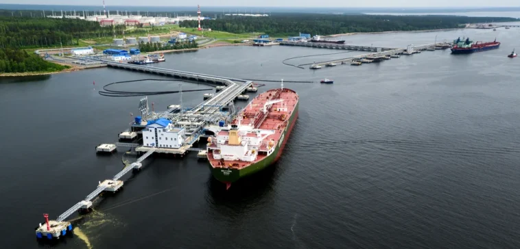 The oil terminal at the Port of Primorsk, Leningrad Oblast, Russia, June 2014 (Photo by Tara17 tara17), CC BY-SA 4.0, modified, https://commons.wikimedia.org/wiki/File:%D0%9F%D0%BE%D1%80%D1%82_%D0%9F%D1%80%D0%B8%D0%BC%D0%BE%D1%80%D1%81%D0%BA.jpg