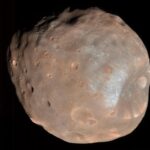 La mission japonaise de retour d'échantillons à Phobos pourrait également collecter de la poussière sur Mars Le phobos lunaire de Mars ressemble à une pomme de terre grumeleuse.