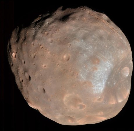 Le phobos lunaire de Mars ressemble à une pomme de terre grumeleuse.