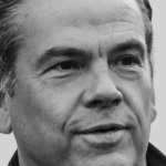 Lachlan Murdoch nage avec les requins. En fait. Lachlan Murdoch nage avec les requins. En fait.
