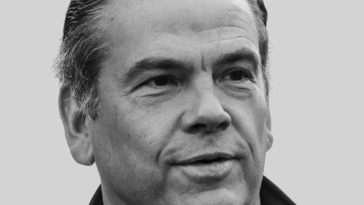 Lachlan Murdoch nage avec les requins. En fait.