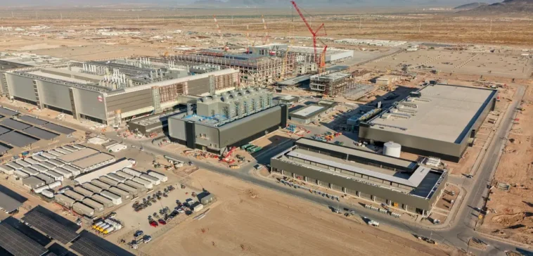 TSMC Fab 21 under construction in Phoenix, Arizona, November 5, 2023 (Hunter Trick), CC BY-SA 4.0, modified, https://commons.wikimedia.org/wiki/File:231105-1_TSMC_Fab_21_construction.jpg