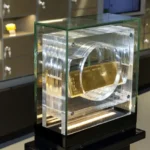 400-troy-ounce 995.5 fine gold bar on display at the Centrum Pieniądza NBP, the National Bank of Poland money centre, Warsaw, Poland, May 14, 2016. Photo by Andrzej Barabasz (Chepry), CC BY-SA 4.0, modified, https://commons.wikimedia.org/wiki/File:Gold_bar_in_Centrum_Pieniadza_NBP_AB.jpg