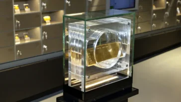 400-troy-ounce 995.5 fine gold bar on display at the Centrum Pieniądza NBP, the National Bank of Poland money centre, Warsaw, Poland, May 14, 2016. Photo by Andrzej Barabasz (Chepry), CC BY-SA 4.0, modified, https://commons.wikimedia.org/wiki/File:Gold_bar_in_Centrum_Pieniadza_NBP_AB.jpg