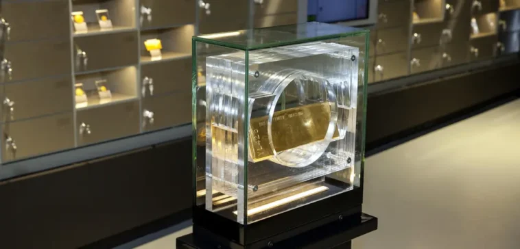 400-troy-ounce 995.5 fine gold bar on display at the Centrum Pieniądza NBP, the National Bank of Poland money centre, Warsaw, Poland, May 14, 2016. Photo by Andrzej Barabasz (Chepry), CC BY-SA 4.0, modified, https://commons.wikimedia.org/wiki/File:Gold_bar_in_Centrum_Pieniadza_NBP_AB.jpg