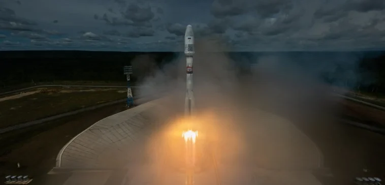 Souveraineté numérique ou nouvelle dépendance ? Le projet de satellite russe pour l'AES A Soyuz-2.1b rocket launches the Meteor-M 2-2 weather satellite from Vostochny Cosmodrome, Russia, July 5, 2019. Photo by Glavkosmos Launch Services, CC BY-SA 4.0, modified, https://commons.wikimedia.org/wiki/File:%D0%9F%D1%83%D1%81%D0%BA_%D0%A1%D0%BE%D1%8E%D0%B7-2.1%D0%B1_-_%D0%9C%D0%B5%D1%82%D0%B5%D0%BE%D1%80-%D0%9C_2-2.jpg