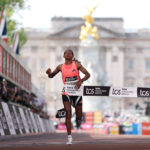 Une femme traverse la bande à la ligne d'arrivée du marathon de Londres du TCS.