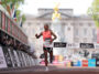 Une femme traverse la bande à la ligne d'arrivée du marathon de Londres du TCS.