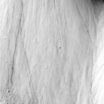 Un gros plan de Cerberus Fossae sur Mars avant un séisme avec une ligne rocheuse en haut à droite