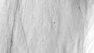 Un gros plan de Cerberus Fossae sur Mars avant un séisme avec une ligne rocheuse en haut à droite