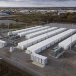 Cette batterie de la taille dʼun entrepôt alimente désormais une ville entière pendant plusieurs heures dʼaffilée