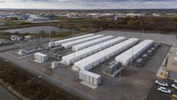 Cette batterie de la taille dʼun entrepôt alimente désormais une ville entière pendant plusieurs heures dʼaffilée