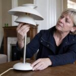 Une lampe achetée 4 euros dans un vide-grenier sʼest révélée signée dʼun designer coté en salle des ventes